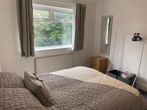 - une chambre avec un lit en face d'une fenêtre dans l'établissement Richards Retreat Blackpool, à Blackpool