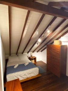a bedroom with a bed and a wooden ceiling at Reserva BG - Vila Caju - Vista Mar - Barra Grande in Barra Grande