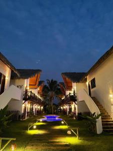 a courtyard of a resort at night at Reserva BG - Vila Caju - Vista Mar - Barra Grande in Barra Grande
