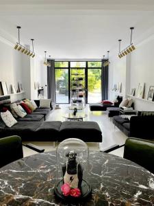 uma sala de estar com uma mesa de vidro num quarto em Loft House, Pool & Garden em Montreuil