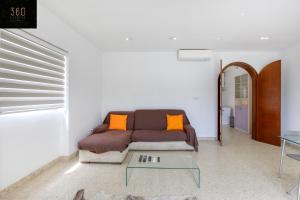 sala de estar con sofá y mesa en Marina VIEW APT SLPs 9 with private terrace & BBQ by 360 Estates, en Taʼ Xbiex