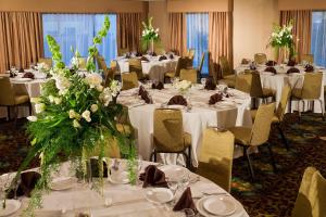 una sala banchetti con tavoli e sedie bianchi con fiori di DoubleTree by Hilton Santa Fe a Santa Fe