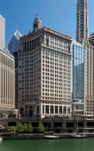 un grand bâtiment à côté d'une rivière dans une ville dans l'établissement LondonHouse Chicago, Curio Collection by Hilton, à Chicago