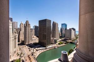 - une vue sur une ville avec une rivière et des bâtiments dans l'établissement LondonHouse Chicago, Curio Collection by Hilton, à Chicago