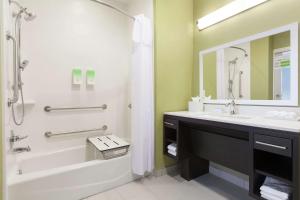 阿马里洛Home2 Suites by Hilton Amarillo West Medical Center的带浴缸、水槽和镜子的浴室
