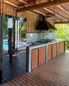 cocina al aire libre con fogones en la terraza en Paraiso do Dende - Barra Grande - Beira Mar, en Barra Grande