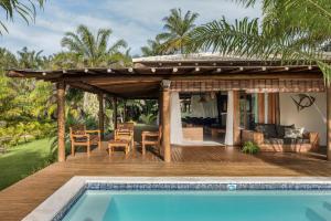 una terraza de madera con piscina y un pabellón en Paraiso do Dende - Barra Grande - Beira Mar, en Barra Grande