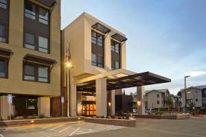 ein Gebäude mit einem Parkplatz davor in der Unterkunft Homewood Suites by Hilton Palo Alto in Palo Alto