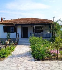 a house with a walkway in front of it at Gold Coast cottage house, ideal for families in Sozopoli