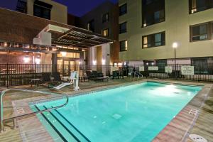 una piscina por la noche con un hotel en Homewood Suites by Hilton Palo Alto, en Palo Alto
