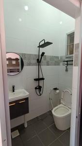 y baño con aseo y lavamanos. en THE CLOUD KINABALU - R1, R2a en Kundasang