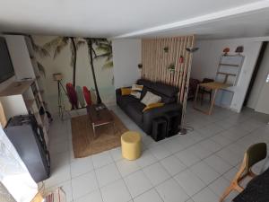 ein Wohnzimmer mit einem Sofa und einem Tisch in der Unterkunft Studio indépendant, accès piscine in Le Castellet