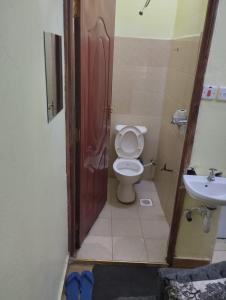 y baño con aseo y lavamanos. en Perpetual, en Nairobi