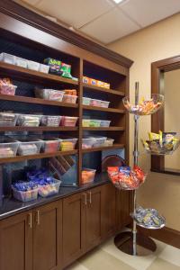 una cocina con una barra con algo de comida en las estanterías en Hampton Inn & Suites New Braunfels, en New Braunfels