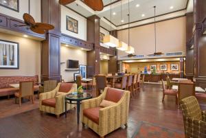 um lobby de um hotel com cadeiras e mesas em Hampton Inn & Suites New Braunfels em New Braunfels