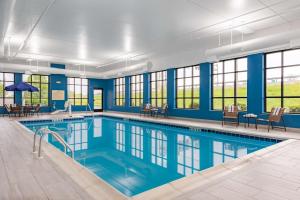 a large swimming pool with blue walls and windows at Hampton Inn & Suites Hopkinsville in Hopkinsville