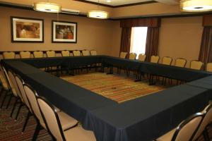 uma sala de conferências com uma mesa longa e cadeiras em Hampton Inn & Suites New Braunfels em New Braunfels