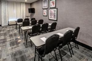 uma sala de conferências com cadeiras e mesas e uma televisão em Hampton Inn Arkadelphia em Arkadelphia
