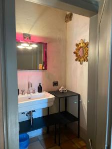 ヴェローナにあるB&B Molino2Rossoのバスルーム(洗面台、鏡付)