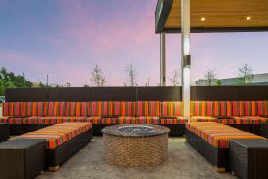 - une terrasse avec des canapés et une table dans un bâtiment dans l'établissement Home2 Suites By Hilton Rowlett Rockwall Marina, à Rowlett