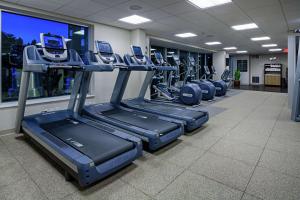 Fitness centrum a/nebo fitness zařízení v ubytování DoubleTree by Hilton Hotel Bristol