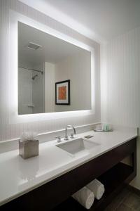 ein Badezimmer mit einem Waschbecken und einem großen Spiegel in der Unterkunft DoubleTree by Hilton Hotel Bristol in Bristol