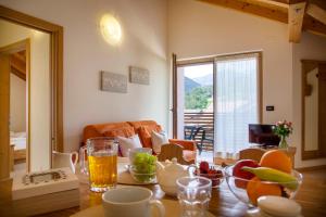 una sala de estar con una mesa con comida. en Residenza Casale, en Comano Terme