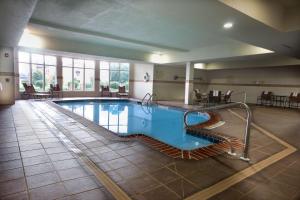 una gran piscina en una habitación de hotel en Hilton Garden Inn Elkhart, en Elkhart