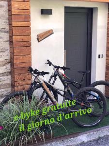 dos bicicletas estacionadas frente a una casa en Graziosa, Casetta in Valgerola, en Rasura