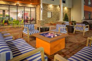 Home2 Suites By Hilton Lake Charles的休息区