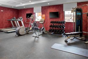 un gimnasio con equipo cardiovascular en una habitación en Home2 Suites By Hilton Lake Charles, en Lake Charles