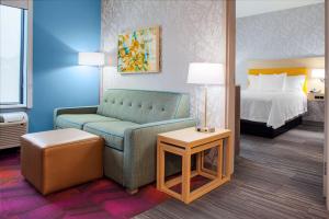 Home2 Suites By Hilton Lake Charles客房内的一张或多张床位