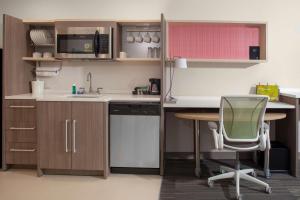 Home2 Suites By Hilton Lake Charles的厨房或小厨房