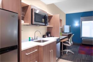 Home2 Suites By Hilton Lake Charles的厨房或小厨房