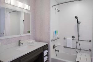 Home2 Suites By Hilton Lake Charles的一间浴室