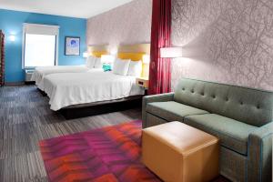 Home2 Suites By Hilton Lake Charles客房内的一张或多张床位