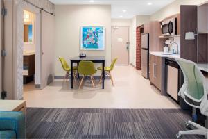 Home2 Suites By Hilton Lake Charles的厨房或小厨房