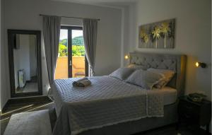 1 dormitorio con 1 cama grande y espejo en Villa Raviola, en Sinj