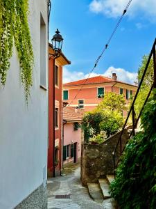 an alley way with a building and a street light at La casa dei nonni in Moneglia