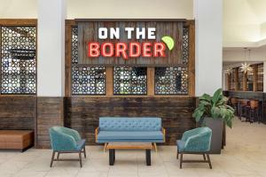 Hilton Garden Inn South Padre Island Beachfront的休息区