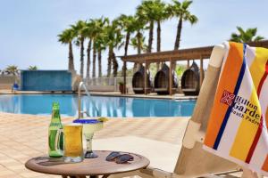 Hilton Garden Inn South Padre Island Beachfront内部或周边的泳池