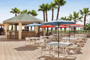 Hilton Garden Inn South Padre Island Beachfront餐厅或其他用餐的地方