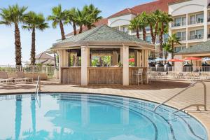 Hilton Garden Inn South Padre Island Beachfront内部或周边的泳池