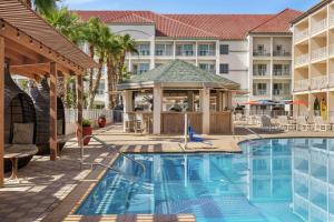 南帕诸岛Hilton Garden Inn South Padre Island Beachfront的一座带凉亭的酒店游泳池