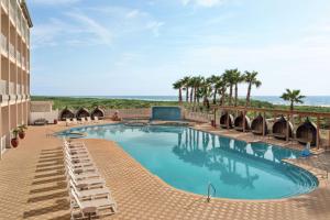 Hilton Garden Inn South Padre Island Beachfront内部或周边的泳池