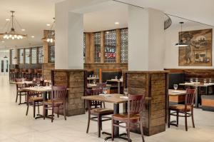 Hilton Garden Inn South Padre Island Beachfront餐厅或其他用餐的地方