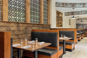 Hilton Garden Inn South Padre Island Beachfront的休息区