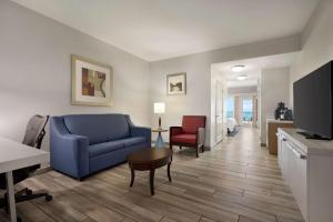 Hilton Garden Inn South Padre Island Beachfront的电视和/或娱乐中心