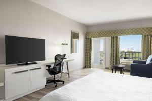 Hilton Garden Inn South Padre Island Beachfront的电视和/或娱乐中心