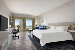 南帕诸岛Hilton Garden Inn South Padre Island Beachfront的配有床和电视的酒店房间